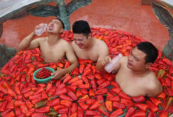 Giới trẻ thi nhau thử thách sức chịu đựng ngâm mình vào bồn nước đầy ớt-4