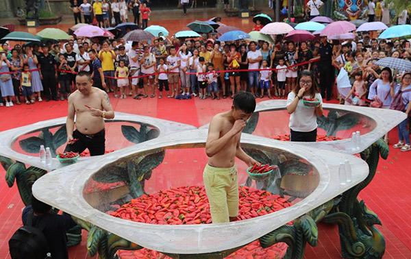 Giới trẻ thi nhau thử thách sức chịu đựng ngâm mình vào bồn nước đầy ớt-5