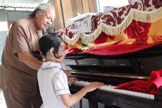 Cụ ông 80 lấy vợ 28 tuổi, đám cưới kéo dài liên tục 28 ngày-1