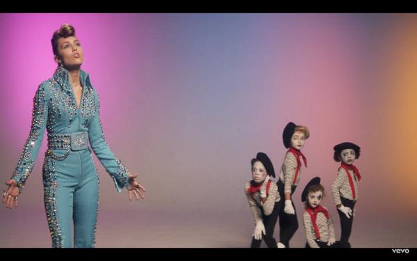 Biến hoá liên tục trong MV mới, Miley không ngại đối đầu Justin Bieber-1
