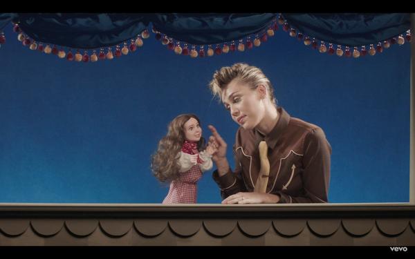 Biến hoá liên tục trong MV mới, Miley không ngại đối đầu Justin Bieber-2