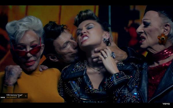 Biến hoá liên tục trong MV mới, Miley không ngại đối đầu Justin Bieber-5