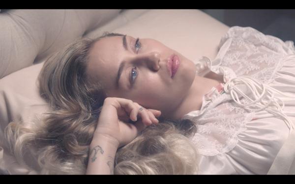 Biến hoá liên tục trong MV mới, Miley không ngại đối đầu Justin Bieber-6