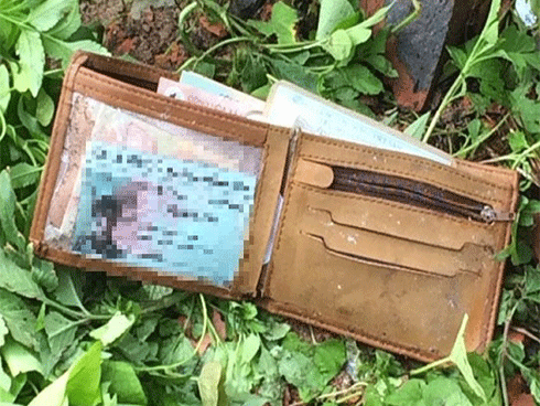 Xe tải lật ngang, tài xế cùng vợ bồng con 7 tuổi bò ra từ cabin-2