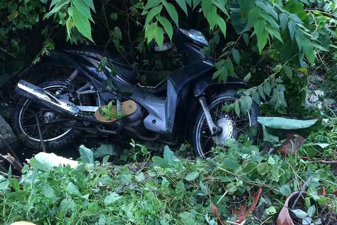 Hi hữu: Say rượu tai nạn xong chui vào bụi chuối ngủ, công an và người nhà tìm hết hơi-2