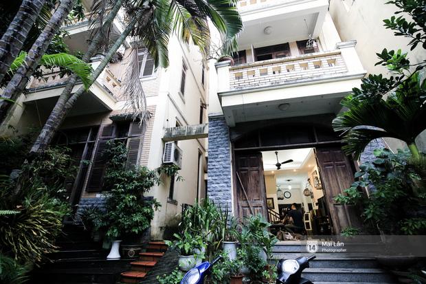 Lần đầu hé lộ ngôi nhà cổ kính, rợp bóng cây xanh của ông trùm Phan Thị - NSND Hoàng Dũng-1