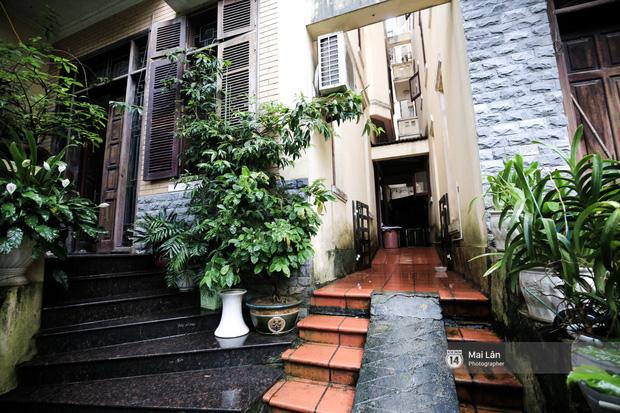 Lần đầu hé lộ ngôi nhà cổ kính, rợp bóng cây xanh của ông trùm Phan Thị - NSND Hoàng Dũng-4