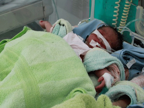 Bé trai 1 tuổi bị bỏ rơi cùng bức thư cạnh chiếc xe tải-2