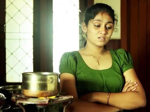 Mẹ chồng thử lòng con dâu nhỏ bằng đống rác cũ, con dâu lớn còn chụp ảnh up Facebook