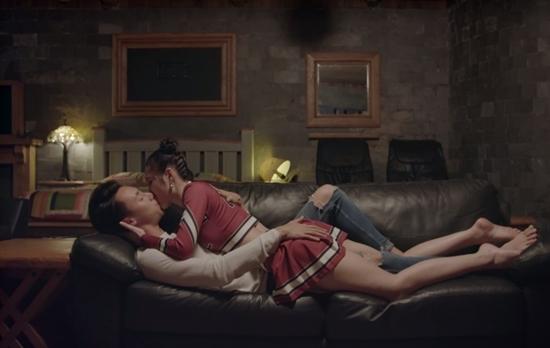 Đỏ mặt với nụ hôn táo bạo của Angela Phương Trinh và Rocker Nguyễn trong tập 1 Glee-4