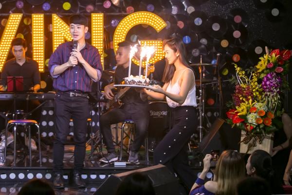 Ưng Hoàng Phúc được vợ chúc mừng sinh nhật bằng màn khóa môi trên sân khấu-2