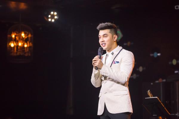 Ưng Hoàng Phúc được vợ chúc mừng sinh nhật bằng màn khóa môi trên sân khấu-5