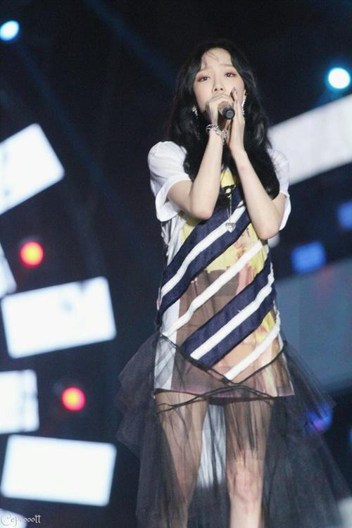 Taeyeon biểu diễn với cánh tay bầm tím sau sự cố bị sàm sỡ ở sân bay-1