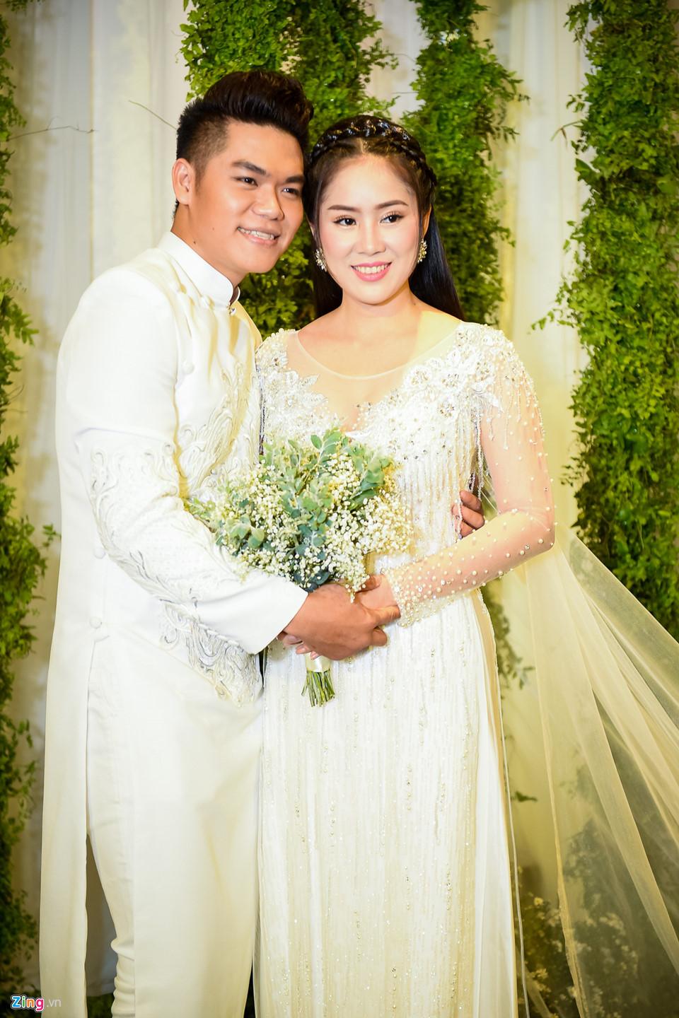 Khoảnh khắc ngọt ngào của Lê Phương và chồng trẻ trong hôn lễ-1