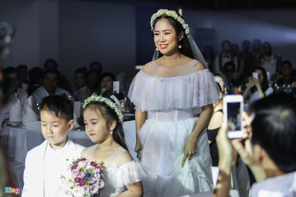 Khoảnh khắc ngọt ngào của Lê Phương và chồng trẻ trong hôn lễ-3