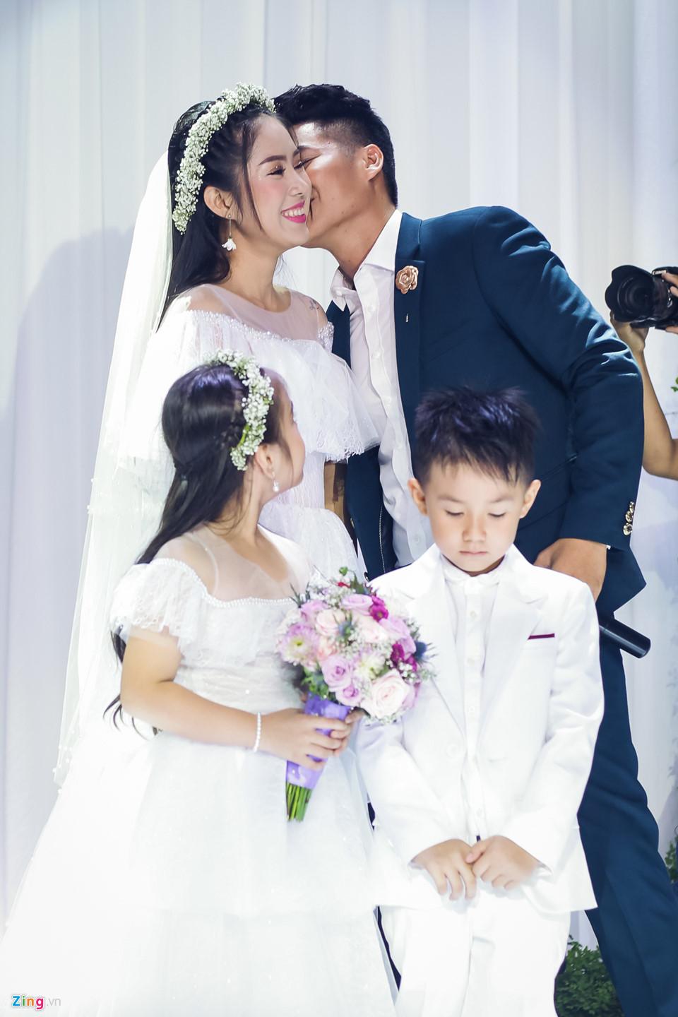 Khoảnh khắc ngọt ngào của Lê Phương và chồng trẻ trong hôn lễ-4