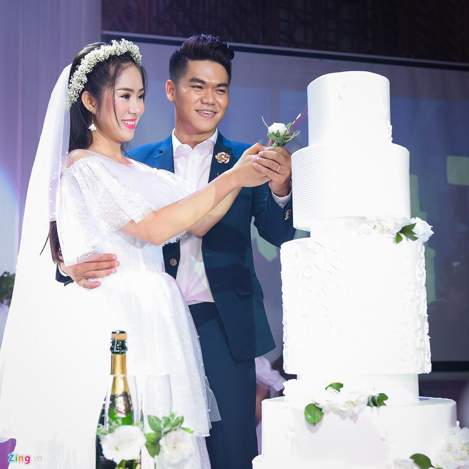 Khoảnh khắc ngọt ngào của Lê Phương và chồng trẻ trong hôn lễ-5