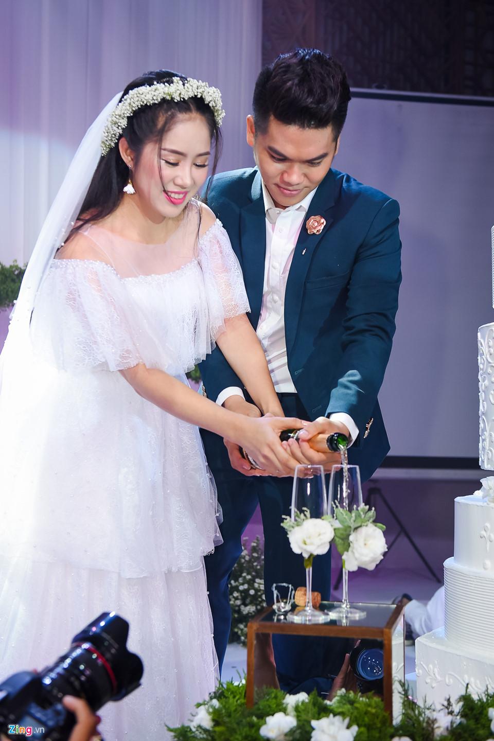 Khoảnh khắc ngọt ngào của Lê Phương và chồng trẻ trong hôn lễ-6