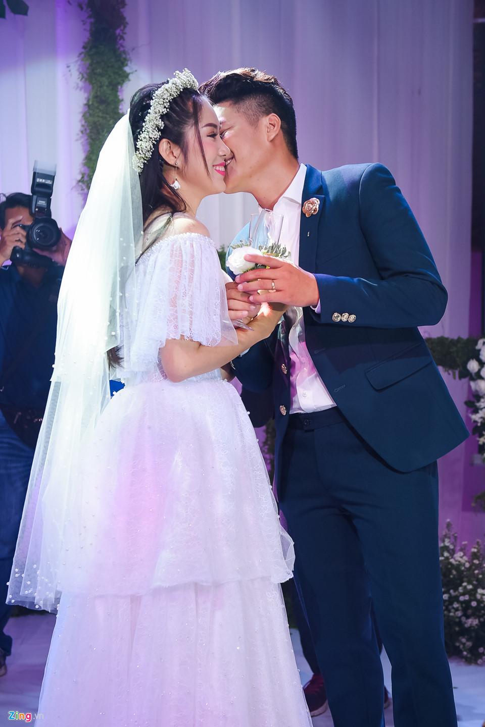 Khoảnh khắc ngọt ngào của Lê Phương và chồng trẻ trong hôn lễ-8