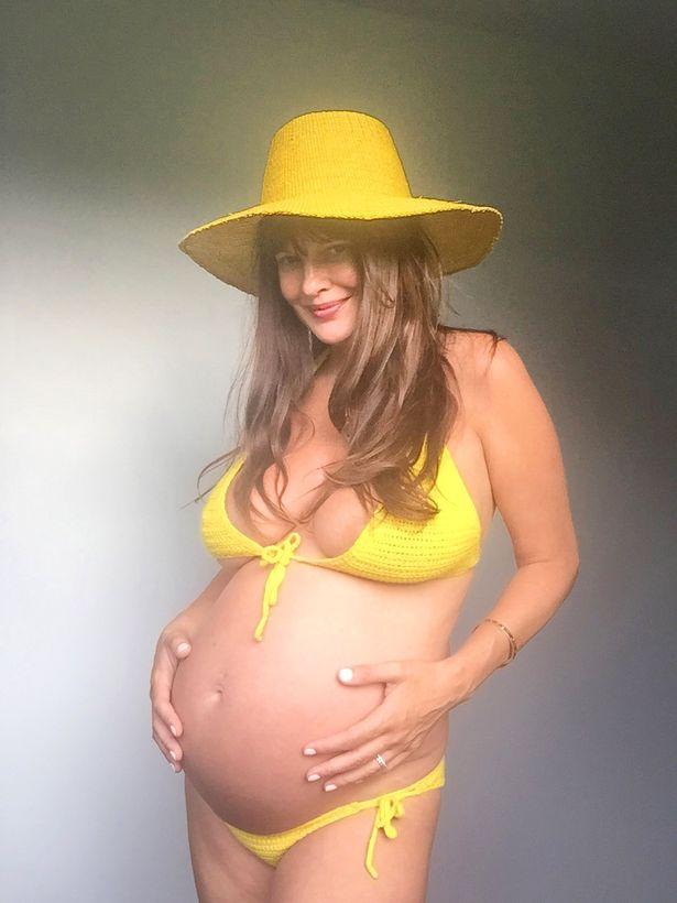 Mẹ sốc khi siêu âm, thấy con giơ tay high-five-3