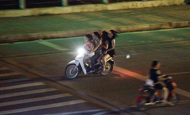 Clip: Quái xế kẹp chân dài, mặc cũng như không phóng như bay trên phố-1