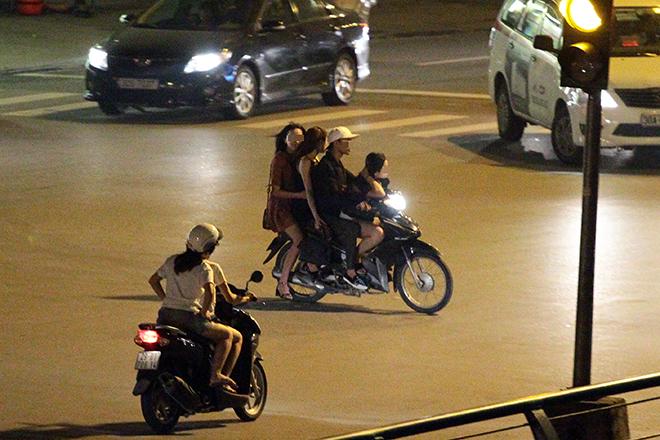 Clip: Quái xế kẹp chân dài, mặc cũng như không phóng như bay trên phố-3