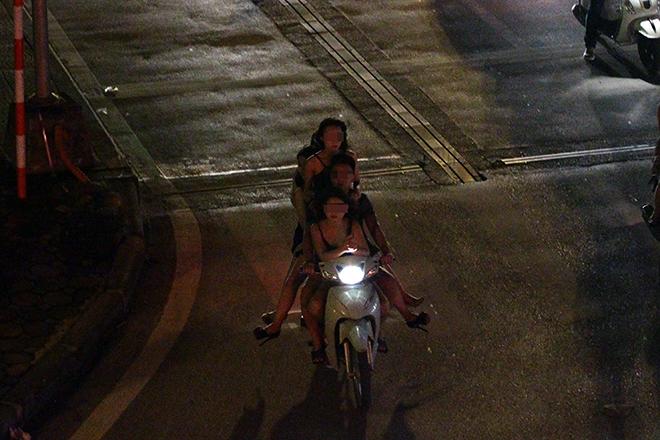 Clip: Quái xế kẹp chân dài, mặc cũng như không phóng như bay trên phố-4