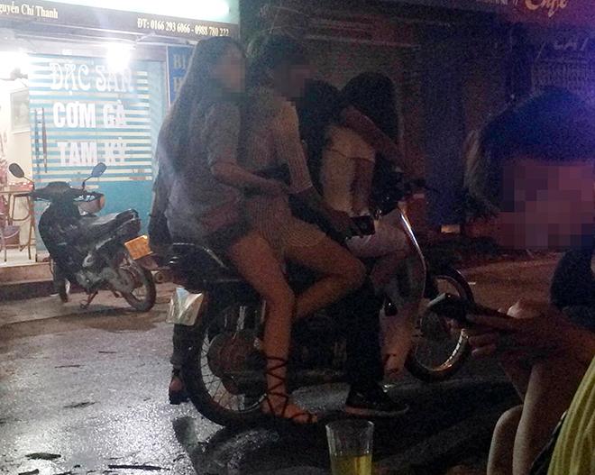 Clip: Quái xế kẹp chân dài, mặc cũng như không phóng như bay trên phố-8