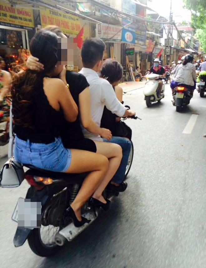 Clip: Quái xế kẹp chân dài, mặc cũng như không phóng như bay trên phố-9