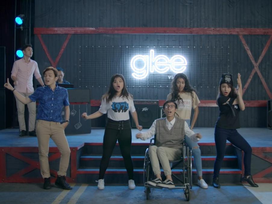 Anh cứ đi đi của Hari Won lại được mặc áo mới trong tập 1 Glee-1