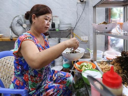 Miến lươn 30 năm tuổi trên phố cổ, quán chưa đến 10m2 mà mỗi ngày hết veo 2 tạ