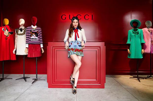 Nhìn ảnh người thường và nhiếp ảnh chụp, người ta vẫn không biết đâu là đôi chân thật của Hà Hồ-3