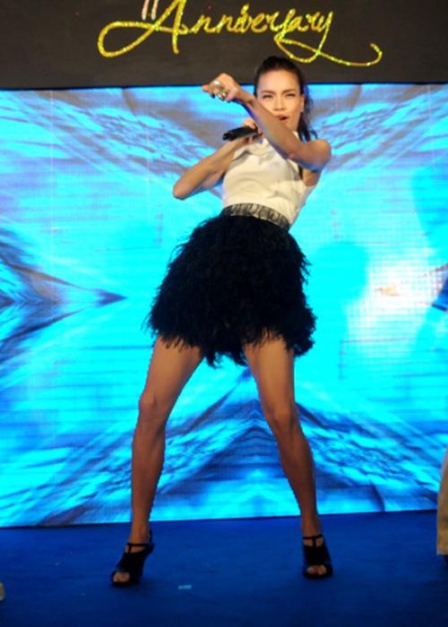 Nhìn ảnh người thường và nhiếp ảnh chụp, người ta vẫn không biết đâu là đôi chân thật của Hà Hồ-7