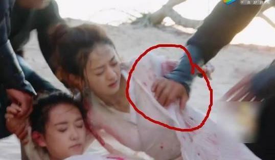 Sao nữ Trung Quốc bị sàm sỡ trước ống kính: Cảnh sống chung với lũ-2