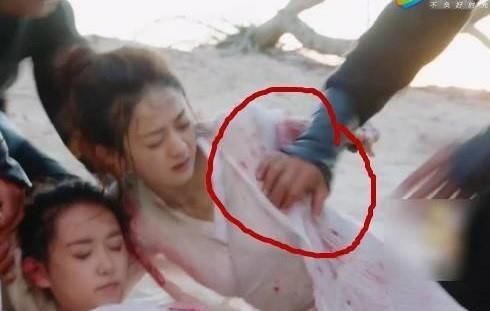 Sao nữ Trung Quốc bị sàm sỡ trước ống kính: Cảnh sống chung với lũ