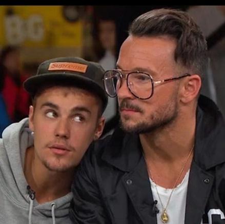 Những màn ôm hôn cùng giới của hoàng tử pop Justin Bieber khiến fan sững sờ-5