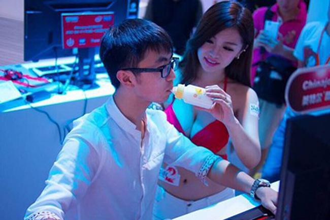 Tỉnh ngủ với ảnh hậu trường khó đỡ của game thủ-1