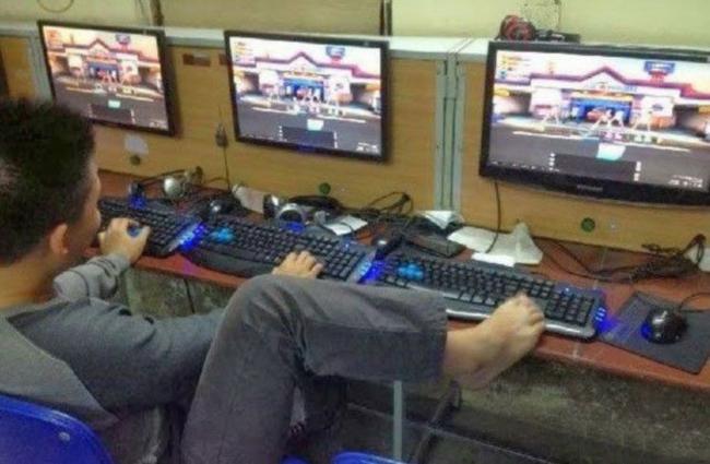 Tỉnh ngủ với ảnh hậu trường khó đỡ của game thủ-10