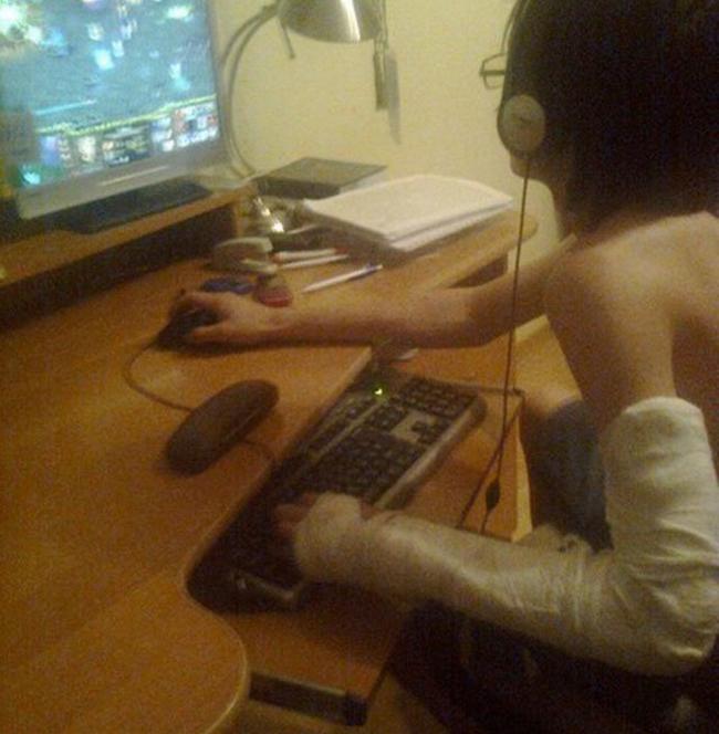 Tỉnh ngủ với ảnh hậu trường khó đỡ của game thủ-2