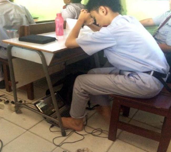 Tỉnh ngủ với ảnh hậu trường khó đỡ của game thủ-11