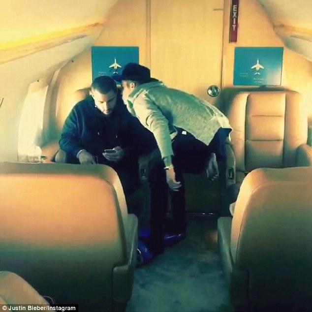 Những màn ôm hôn cùng giới của hoàng tử pop Justin Bieber khiến fan sững sờ-6