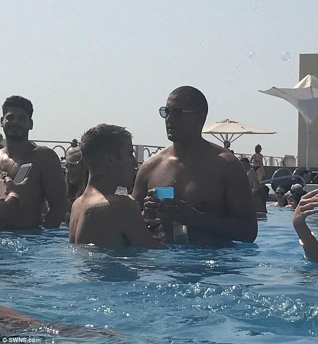 Những màn ôm hôn cùng giới của hoàng tử pop Justin Bieber khiến fan sững sờ-10