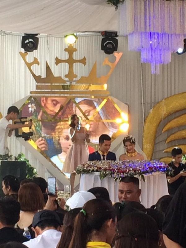 Choáng ngợp với sổ đỏ, siêu xe, vàng đeo trĩu cổ của cô dâu chú rể xứ Nghệ-3