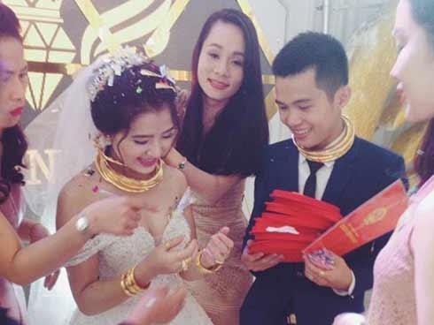 Choáng ngợp với sổ đỏ, siêu xe, vàng đeo trĩu cổ của cô dâu chú rể xứ Nghệ