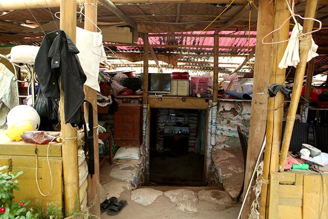 Ngôi nhà kì lạ, được quây bằng 5.000 bao cát giữa Thủ đô-3