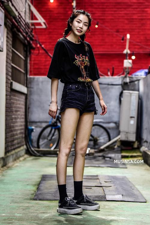 Cùng trưng dụng quần shorts nhưng giới trẻ Hàn lại có cả tá cách mix hút mắt thôi rồi-5