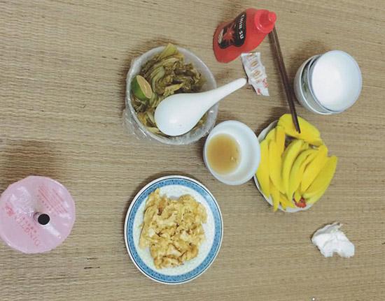 Lạc cháy đen, canh đục đục - Mâm cơm 20 nghìn của sinh viên ngày đầu lên nhập học-5