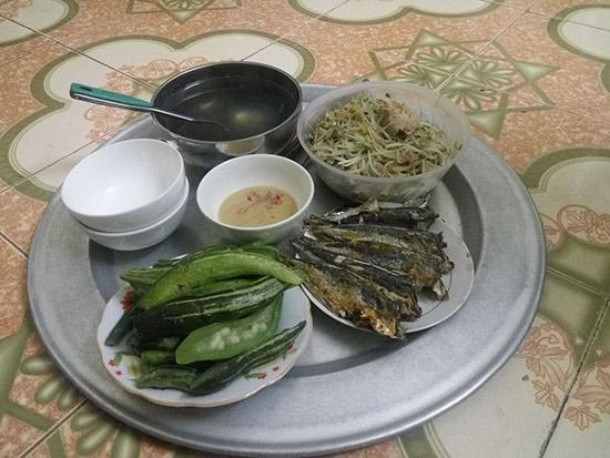 Lạc cháy đen, canh đục đục - Mâm cơm 20 nghìn của sinh viên ngày đầu lên nhập học-6