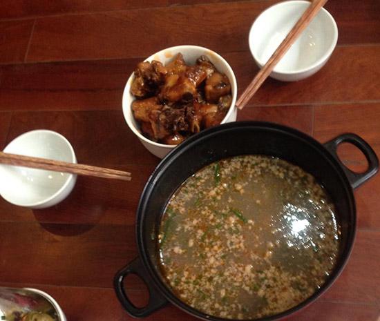 Lạc cháy đen, canh đục đục - Mâm cơm 20 nghìn của sinh viên ngày đầu lên nhập học-7