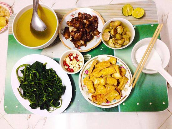 Lạc cháy đen, canh đục đục - Mâm cơm 20 nghìn của sinh viên ngày đầu lên nhập học-10